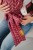 Modelka nosi dziecko w ergonomicznego nosidle KAVKA handy burgundy braid cotton - burgundowe nosidło z białym wzorem warkocza (burgundy carrier with a white braid pattern)