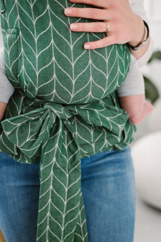 Ergonomiczne nosidło KAVKA Handy fern braid bamboo- zielone nosidło z białym wzorem warkocza (green braid  with white braid pattern) zawiązane na kokardę.