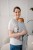 Modelka-nosi-dziecko-w-ergonomicznym-nosidle-KAVKA-handy-verona-twill----szare-nosidlo-z-delikatnym-wzorem-w-jodelke-a-gray-carrier-with-a-subtle-twill-pattern.jpg
