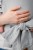 Modelka-nosi-dziecko-w-ergonomicznym-nosidle-KAVKA-handy-verona-twill----szare-nosidlo-z-delikatnym-wzorem-w-jodelke-a-gray-carrier-with-a-subtle-twill-patternn.jpg