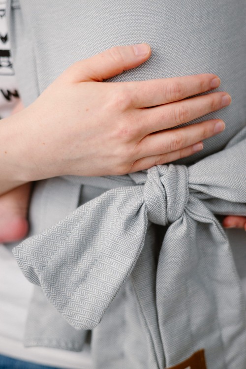 Modelka-nosi-dziecko-w-ergonomicznym-nosidle-KAVKA-handy-verona-twill----szare-nosidlo-z-delikatnym-wzorem-w-jodelke-a-gray-carrier-with-a-subtle-twill-patternn.jpg